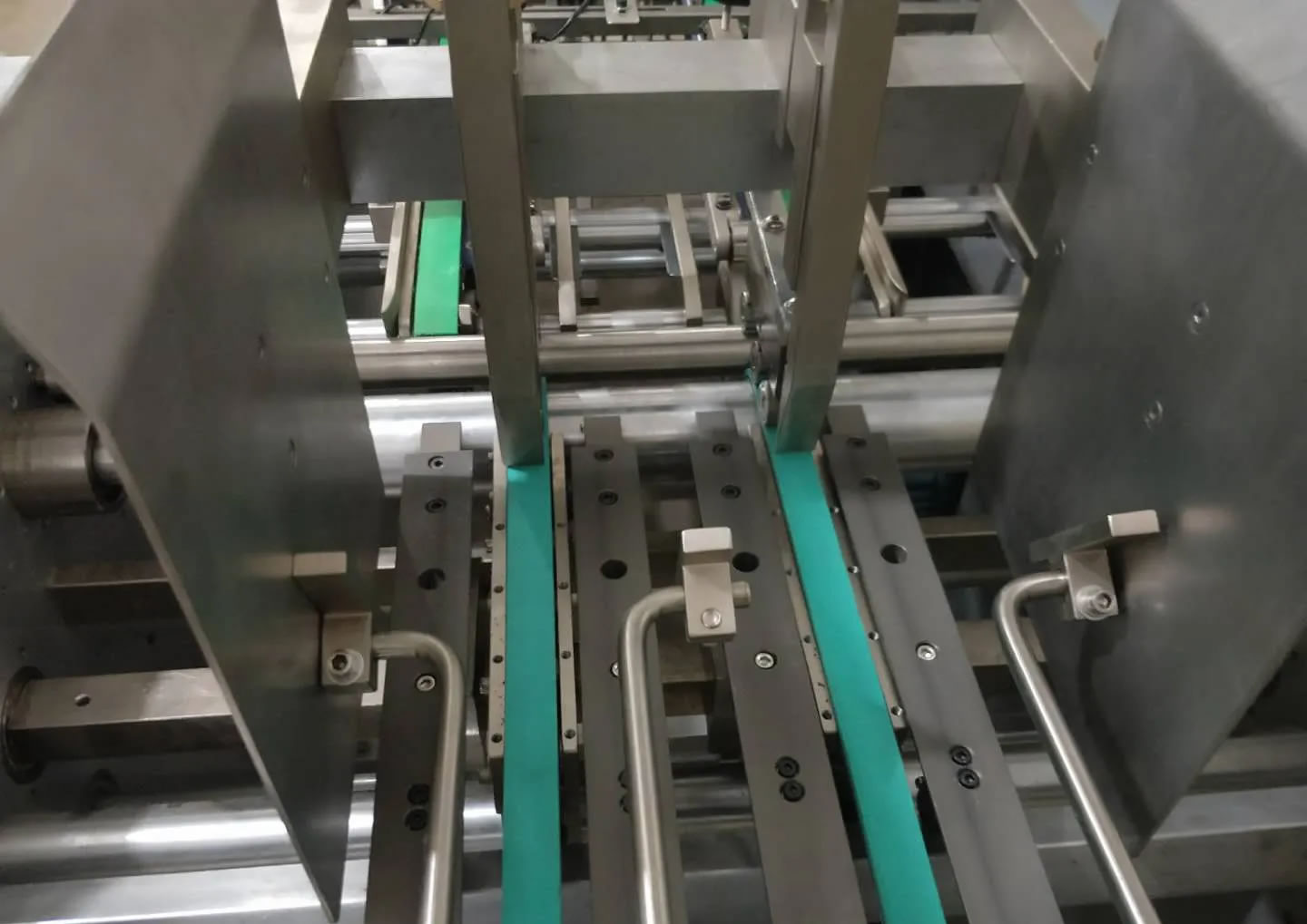 CARTON FORMING MACHINE